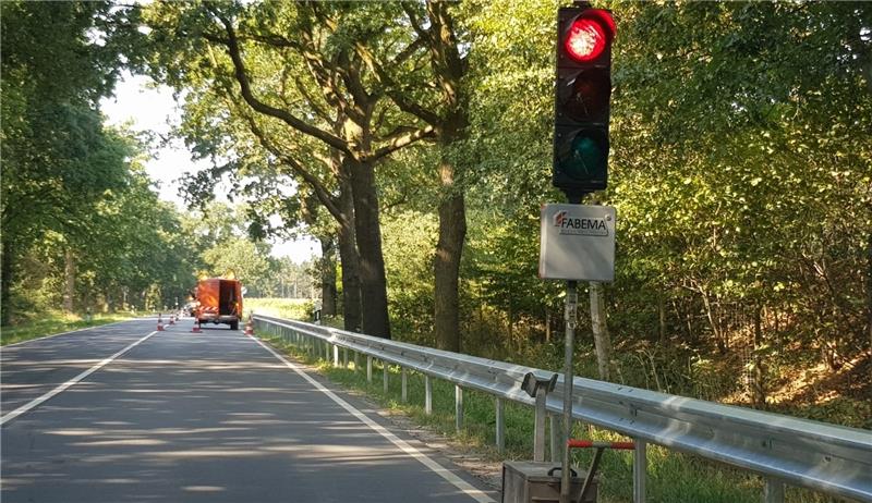 Immer wieder blicken die Autofahrer in rote Ampeln. Die Bundesstraße 74 wird halbseitig gesperrt.