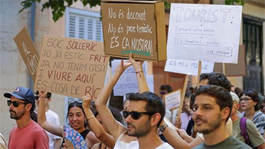 Immer wieder demonstrieren Einheimische auf der Urlauberinsel Mallorca gegen den Massentourismus.