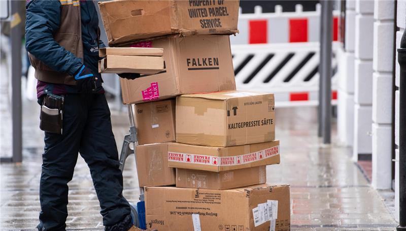 Immer wieder ein Ärgernis: Wenn Paketboten mit ihren Lieferungen nicht pfleglich umgehen.
