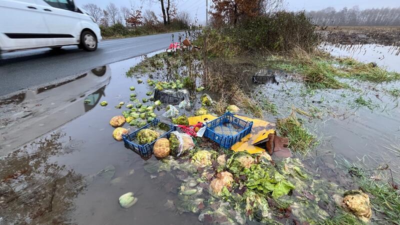 Immer wieder entsorgt ein Wochenmarktbeschicker sein Obst und Gemüse in der Feldmark bei Dollern.
