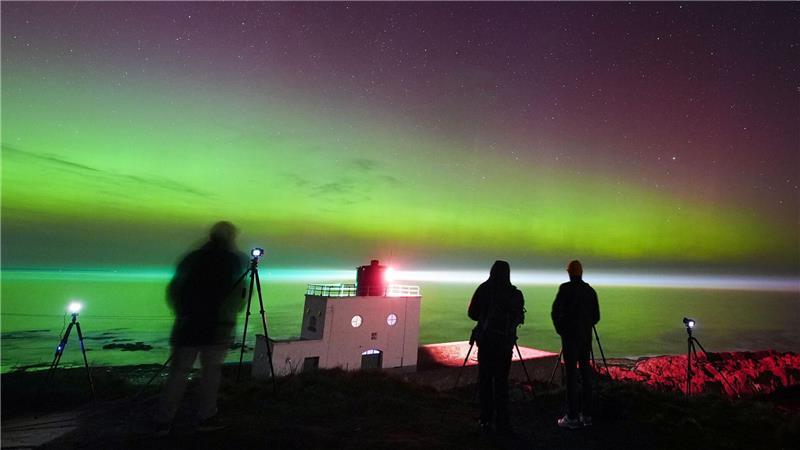 Immer wieder faszinierend: Fotografen beobachten Polarlichter über dem Leuchtturm von Bamburgh.