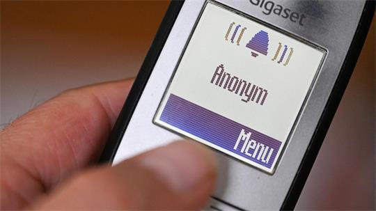 Immer wieder geben sich Betrüger am Telefon als Polizeibeamte aus. Die Polizei rät: Seien Sie misstrauisch! (Symbolbild)