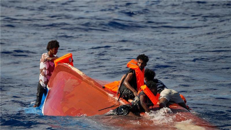 Immer wieder kommen Menschen bei der Fahrt übers Mittelmeer ums Leben. (Archivbild)