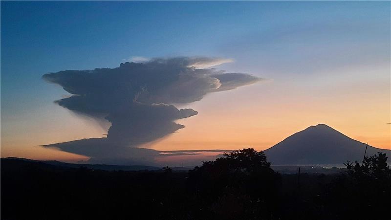 Indonesischer Vulkan spuckt zehn Kilometer hohe Aschesäule Immer wieder kommt es an dem Feuerberg zu Eruptionen, die Einwohner und auch Touristen in Schrecken versetzen. (Archivbild)