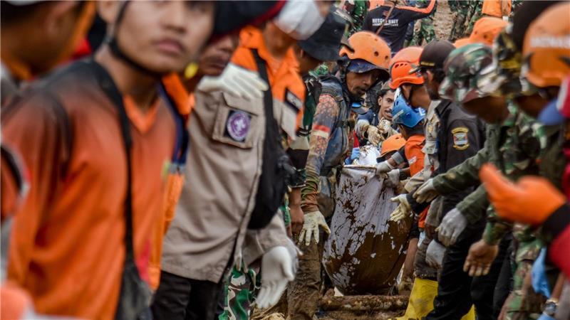Immer wieder kommt es während der Regenzeit in Indonesien zu Erdrutschen.