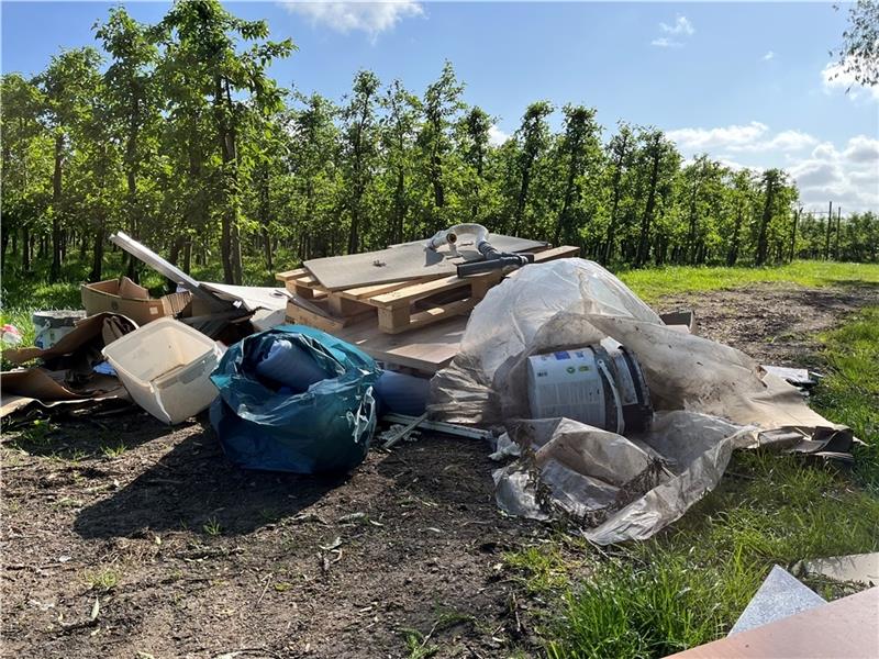 Immer wieder laden Umweltsünder ihren Müll in den Obstplantagen an der Autobahn 26 ab. Foto: Vasel