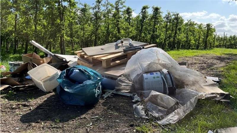 Wildmüll: Entlang der A26 sind „Deponien“ ein teures Problem Immer wieder laden Umweltsünder ihren Müll in den Obstplantagen an der Autobahn 26 ab.