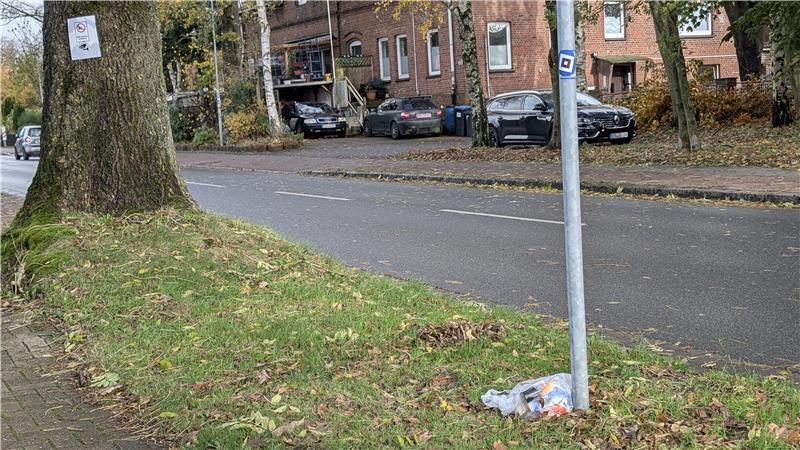 Wieder Müll-Ärger in Himmelpforten: Was können Betroffene tun? Immer wieder liegen vor dem Haus von Jaqueline Uhle Mülltüten. Mal eine, mal mehrere. Uhle hat mittlerweile Schilder aufgehängt.