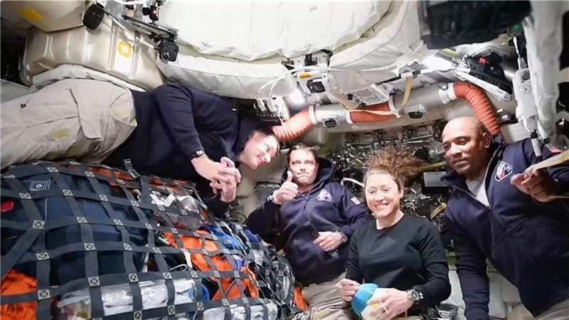 Immer wieder melden sich die Astronauten live aus der Kapsel. 