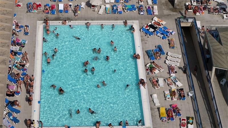 Immer wieder müssen in Spanien Freibäder hastig geräumt werden, weil vor allem Kinder und Jugendliche absichtlich ihre Fäkalien ins Wasser ablassen. (Archiv-Bild)