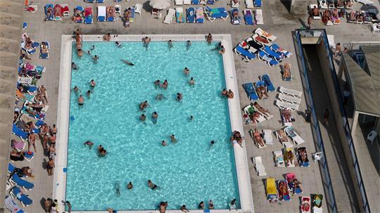 Immer wieder müssen in Spanien Freibäder hastig geräumt werden, weil vor allem Kinder und Jugendliche absichtlich ihre Fäkalien ins Wasser ablassen. (Archiv-Bild)