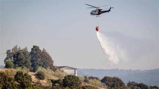 Immer wieder müssen in Spanien Hubschrauber für die Bekämpfung der vielen Waldbrände eingesetzt werden. (Archiv-Bild)