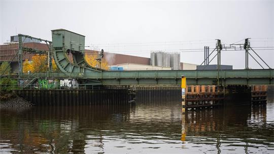 Immer wieder prallen Schiffe an die Oldenburger Eisenbahn-Klappbrücke. (Archivbild)