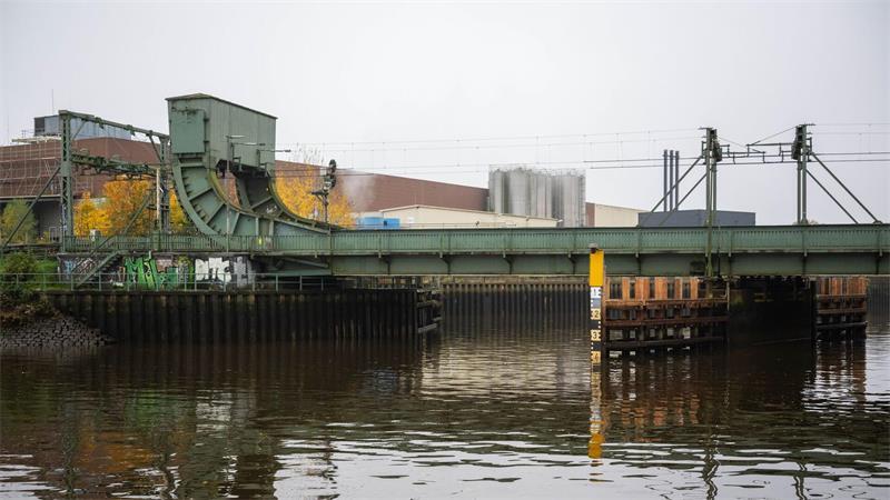 Immer wieder prallen Schiffe an die Oldenburger Eisenbahn-Klappbrücke. (Archivbild)