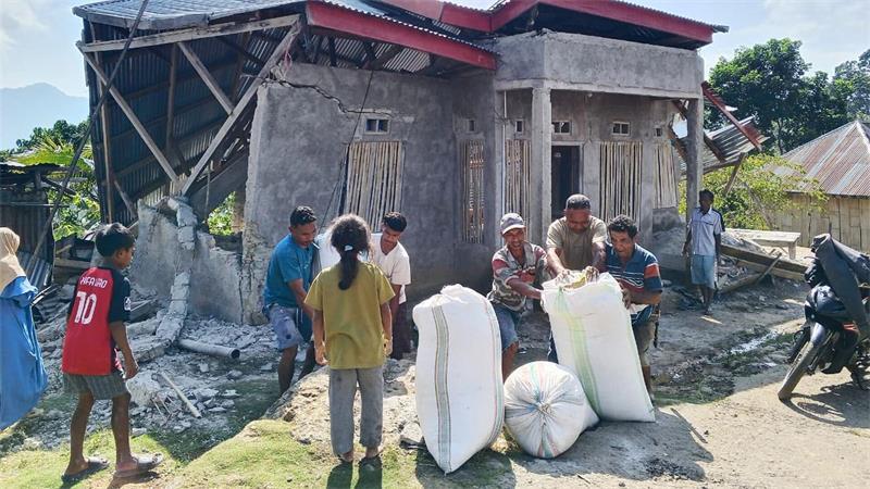 Immer wieder richten Erdbeben in Indonesien schwere Schäden an Gebäuden an und treiben deren Bewohner in die Flucht. 
