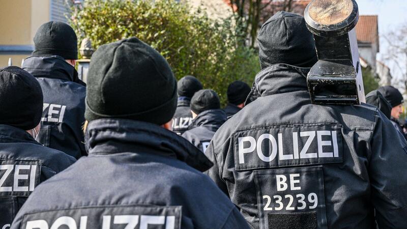 Immer wieder rückt die Polizei im Zusammenhang mit dem Clan-Milieu aus (Archivbild).