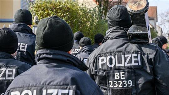 Immer wieder rückt die Polizei im Zusammenhang mit dem Clan-Milieu aus (Archivbild).
