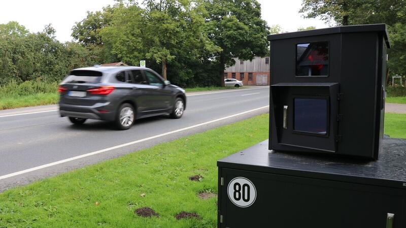 Neuer Blitzer an der B73 kommt - Diese Vorteile haben Blitzer-Anhänger Immer wieder steht der Blitzer-Anhänger an der B 73 an verschiedenen Stellen. In diesem Jahr soll eine Messsäule in Hechthausen installiert werden.