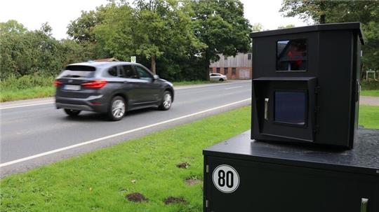 Immer wieder steht der Blitzer-Anhänger an der B 73 an verschiedenen Stellen. In diesem Jahr soll eine Messsäule in Hechthausen installiert werden.