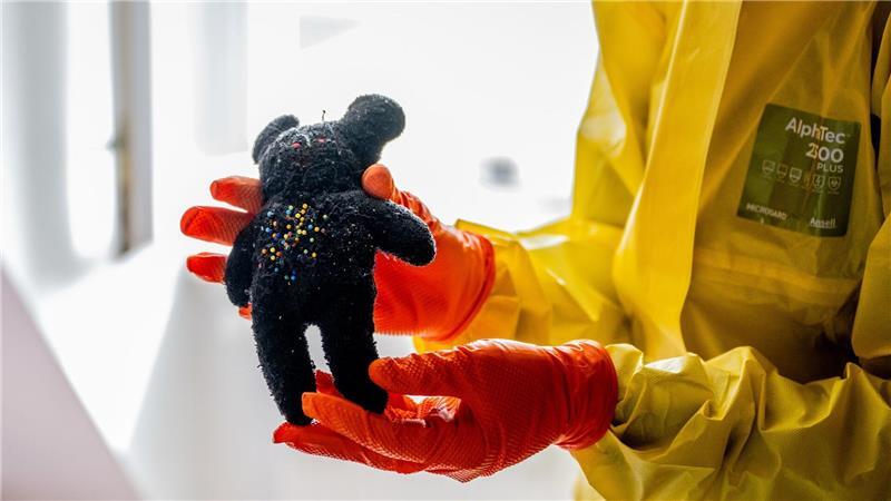Letzte Spuren - vom Alltag einer Tatortreinigerin Immer wieder stoßen die Tatortreiniger bei ihrer Arbeit auf Gegenstände, die vom Alltag der Verstorbenen erzählen.
