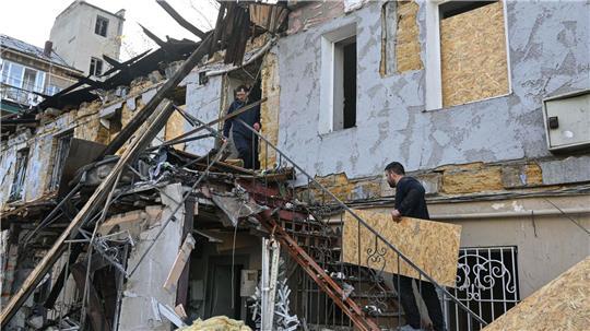 Immer wieder trifft es Wohnhäuser in Odessa - hier bei einem russischen Angriff vor wenigen Tagen. (Archivbild)