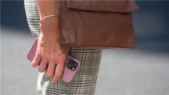 Immer wieder werden Passanten in London die Smartphones aus der Hand gerissen. (Symbolbild)