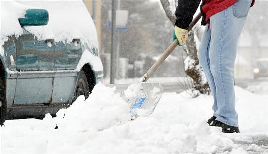 Immobilienbesitzer sind verpflichtet, Gehwege an ihrem Grundstück von Schnee frei zu halten und bei Glätte zu streuen.