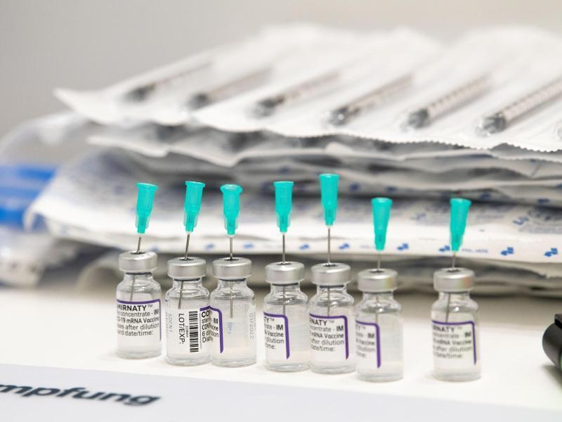 Impfampullen mit Biontech Impfstoff steht für die Vorbereitung zum Impfung bereit. Foto: Lino Mirgeler/dpa