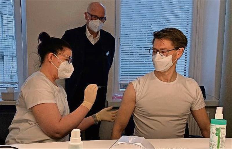 Wie Apotheker das Impfen lernen Impfen unter Aufsicht, allerdings mit Kochsalzlösung: Dr. Thomas Menn (Mitte), Facharzt für öffentliches Gesundheitswesen, schaut zu, wie die Apothekerin Hannah Köster ihrem Kollegen Jan Weber eine Probe-Impfung verabreicht. Foto: Laue