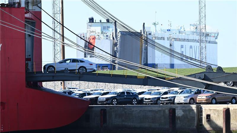 EU-Deal mit Trump enttäuscht Autoindustrie Importeure von europäischen Autos müssen in den USA künftig einen Zoll in Höhe von 15 Prozent zahlen - andersherum soll es keine Zölle mehr geben. (Archivbild)