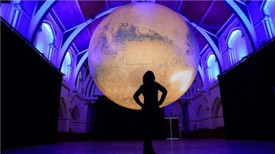 Imposant, aber von der Größe nur ein Bruchteil des Originals: Die Installation „Mars“ mit sieben Meter Durchmesser wurde in Großbritannien ausgestellt (Archivfoto).