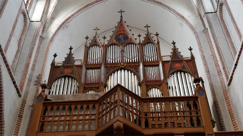 Imposant thront die Furtwängler-Orgel über dem Mittelschiff der Buxtehuder St.-Petri-Kirche. Derzeit wird das Instrument generalüberholt.