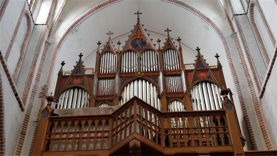 Imposant thront die Furtwängler-Orgel über dem Mittelschiff der Buxtehuder St.-Petri-Kirche. Derzeit wird das Instrument generalüberholt.