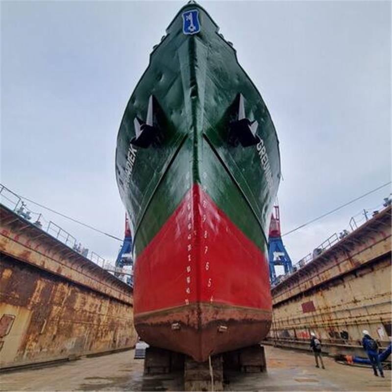 Imposanter Anblick: Die „Greundiek“ im Dock bei der Bredo Dry Docks/Mützelfeldtwerft in Cuxhaven.