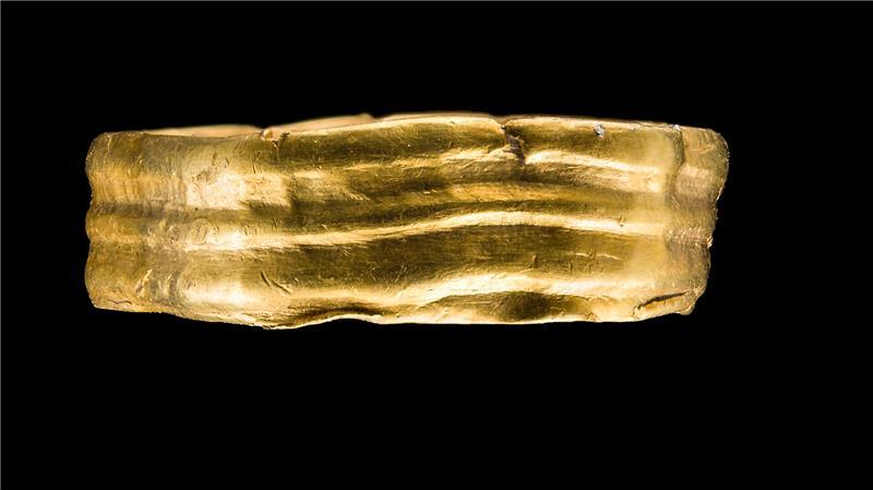 Archäologen sind der mächtigen Sachsen-Fürstin von Assel auf der Spur Imposanter Fingerring der Fürstin von Assel aus Gold.