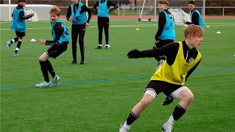Sittensen wirbt Fußball-Talente in der Region ab - Sorge um A/O/B/H/H Impressionen vom jüngsten Sichtungstraining des VfL Sittensen auf der neuen Kunstrasen-Anlage. Foto: Holsten