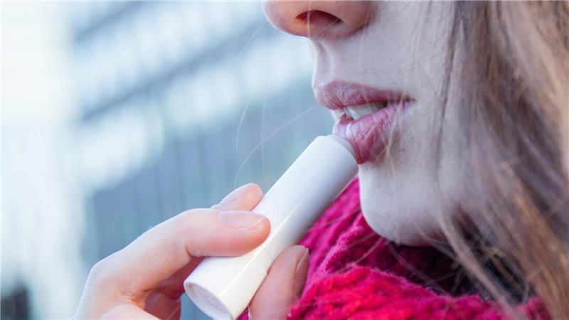 In 17 von insgesamt 18 getesteten Lippenpflegestiften fand die Zeitschrift „Öko-Test“ den Farbstoff Titandioxid.