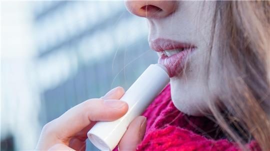 In 17 von insgesamt 18 getesteten Lippenpflegestiften fand die Zeitschrift „Öko-Test“ den Farbstoff Titandioxid.