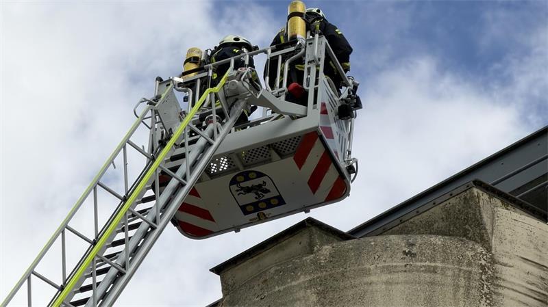 Großeinsatz: Rauchentwicklung bei Raisa in Apensen In 25 Meter Höhe erkunden Feuerwehrleute die Ursache der Rauchentwicklung an der Trocknungsanlage.