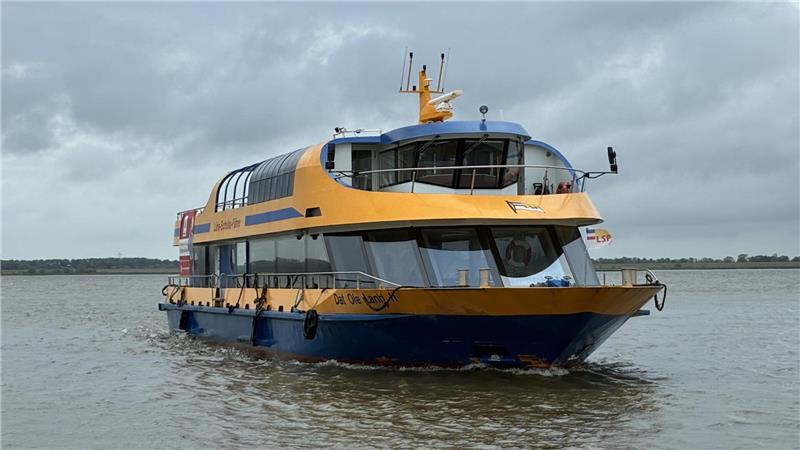 In 25 Minuten quert die Lühe-Schulau-Fähre-Fähre auf ihrer kleinen Kreuzfahrt die Elbe.