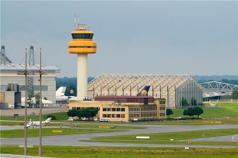 In 53 Meter Höhe arbeiten die Fluglotsen im Tower am Hamburger Airport. Foto: Deutsche Flugsicherung