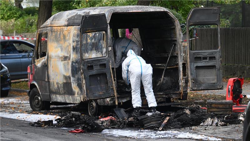 In Agathenburg kam es zu keiner Explosion: Das Gas-Luft-Gemisch war laut Gutachter aber zündfähig. Das Symbolfoto zeigt einen in München nach einer Sprengung ausgebrannten Transporter, Kriminaltechniker sichern Spuren.