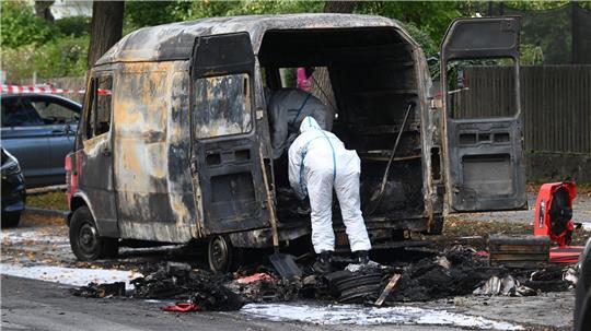 In Agathenburg kam es zu keiner Explosion: Das Gas-Luft-Gemisch war laut Gutachter aber zündfähig. Das Symbolfoto zeigt einen in München nach einer Sprengung ausgebrannten Transporter, Kriminaltechniker sichern Spuren.