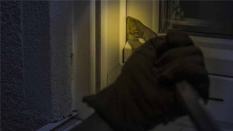 Von wegen nur nachts: Ahlerstedter überrascht Einbrecher In Ahlerstedt stand der Täter noch am Fenster. (Symbolbild)
