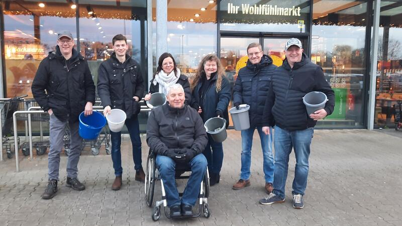 In Ahlerstedt waren nach zehn Minuten schon die meisten Glücksschweine verkauft.