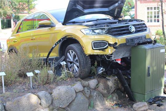 In Ahlerstedt wurden bei einem Unfall am Montagnachmittag zwei Personen verletzt. Foto: Feuerwehr/Bockelmann