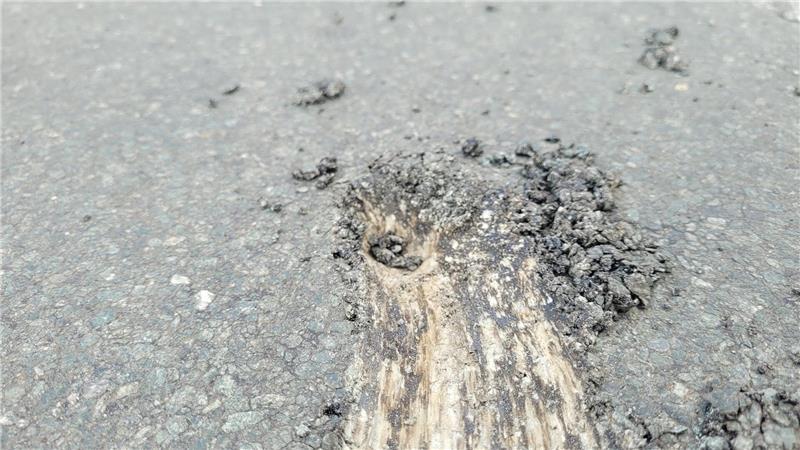 Landwirt beschädigt frisch sanierte L124 in Ahlerstedt In Ahlerstedt wurden die Stader und Holzhäuser Straße durch einen kaputten landwirtschaftlichen Anhänger beschädigt.