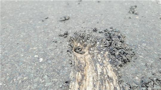 In Ahlerstedt wurden die Stader und Holzhäuser Straße durch einen kaputten landwirtschaftlichen Anhänger beschädigt.