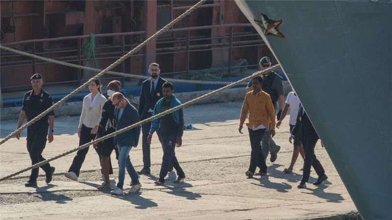 In Albanien durchlaufen die Migranten in speziellen Lagern ein Asylverfahren nach italienischem Recht.