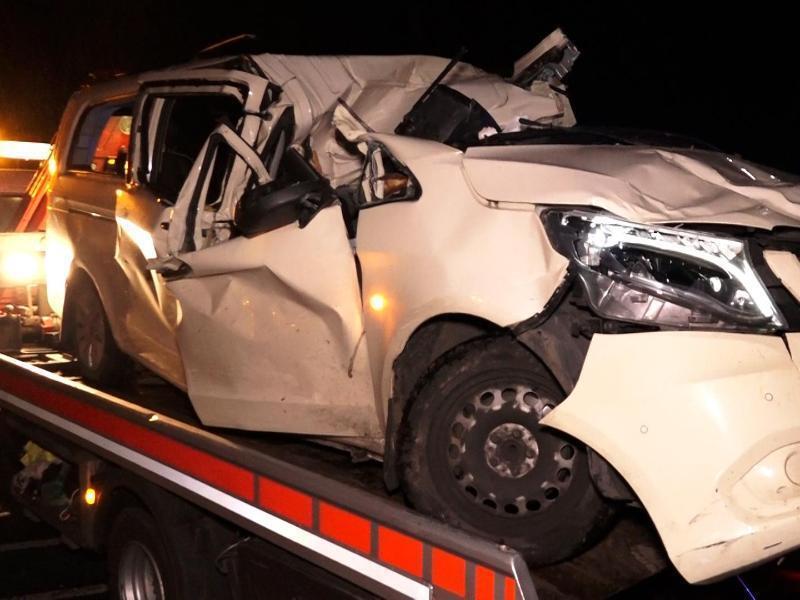 In Altenberge im Kreis Steinfurt (NRW) ist ein Baum auf ein Auto gefallen. Ein 56-Jähriger kam ums Leben. Foto: TV7News/dpa